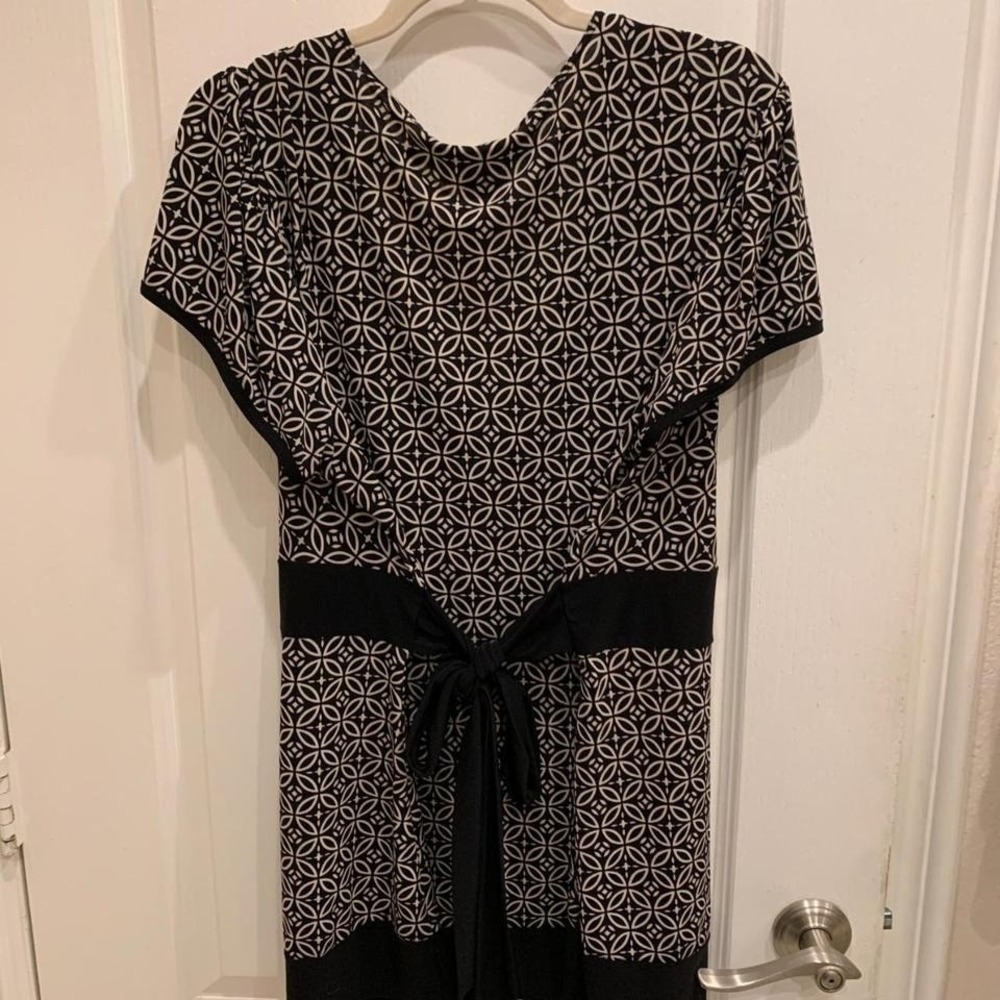Venezia Black and Tan Designs Knit Shirt V Neck Tie in the Back Sz 22/24 - Picture 4 of 4